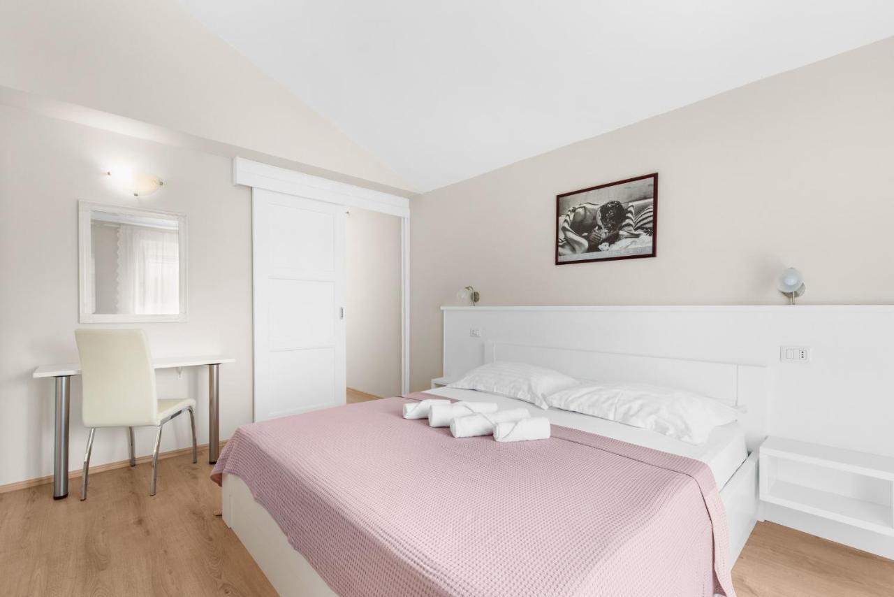 Villa Hope - Apartments With Shared Pool Porec Ngoại thất bức ảnh