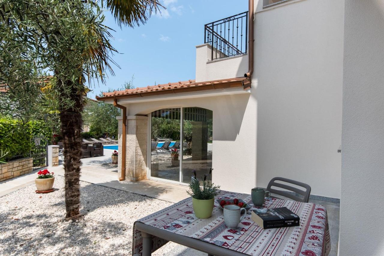 Villa Hope - Apartments With Shared Pool Porec Ngoại thất bức ảnh