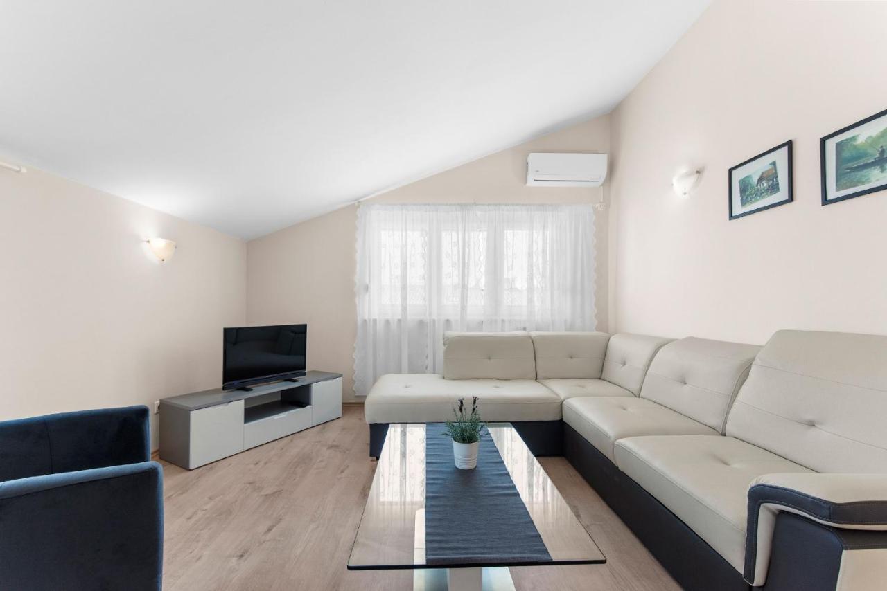 Villa Hope - Apartments With Shared Pool Porec Ngoại thất bức ảnh