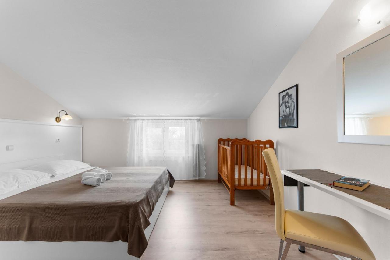 Villa Hope - Apartments With Shared Pool Porec Ngoại thất bức ảnh
